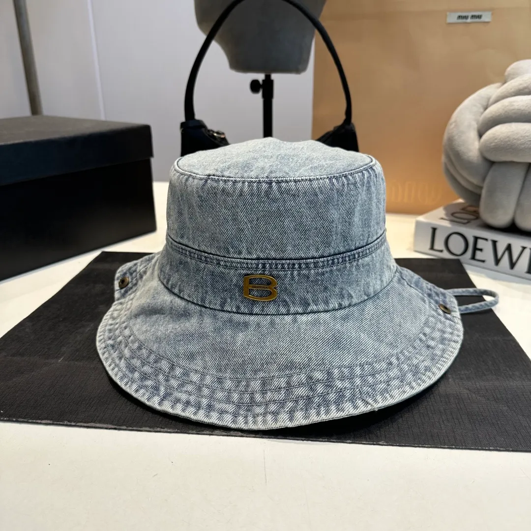 P70 Balenciaga denim bucket hat, head circumference 57cm