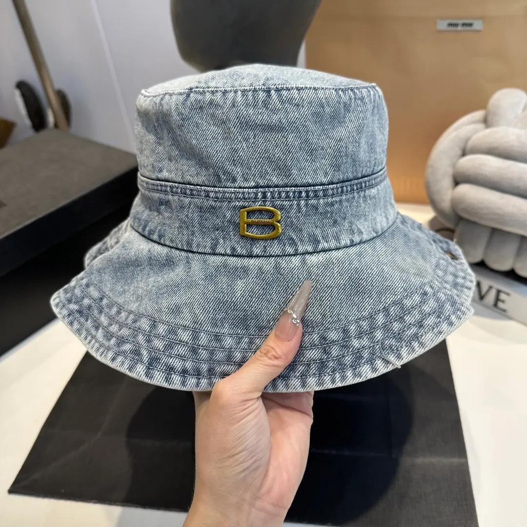 P70 Balenciaga denim bucket hat, head circumference 57cm