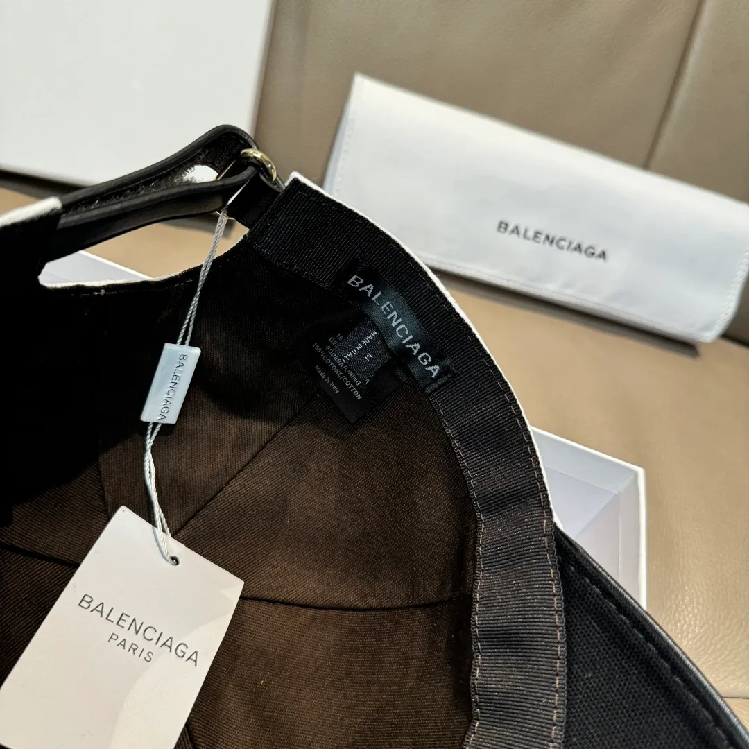 P150 new model shipped, Balenciaga's new original baseball cap, black and white color matching, 1:1 mold customization, new three-dimensional embroidery, exquisite and flawless! Original canvas fabric + first-layer cowhide, meticulous workmanship, original factory quality, exclusive physical photography.