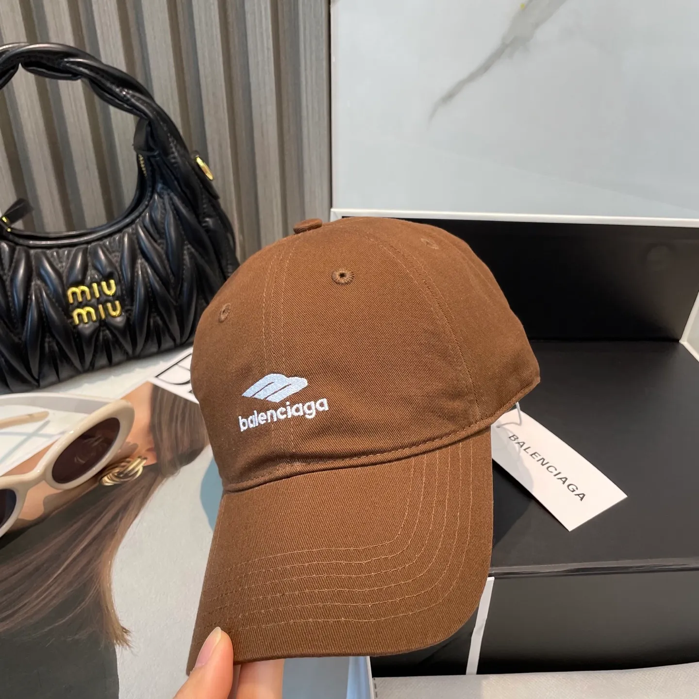 P60 BALENCIAGA Balenciaga's new embroidered logo baseball cap, cool colors, different styles for men and women, the first batch will be shipped first! A must-buy for Paris fans!
