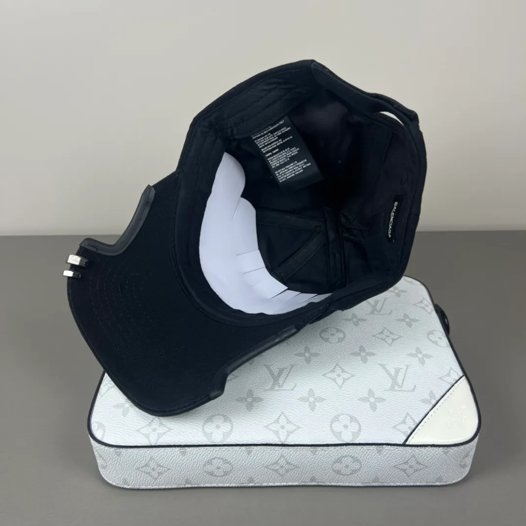 60💰BALENCIAGA Balenciaga’s new logo baseball cap, cool colors, different styles for men and women, the first batch will be shipped first! A must-buy for Paris fans!