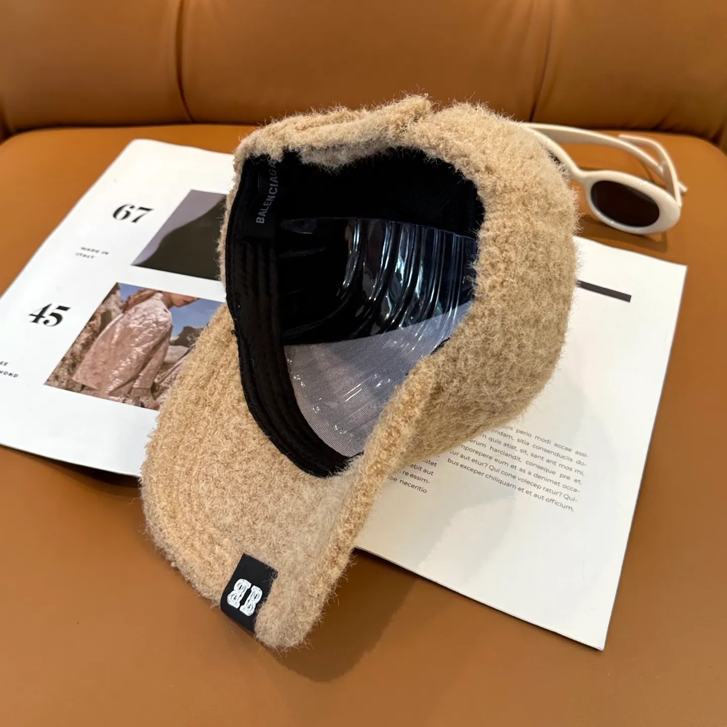 P66 Balenciaga BaIenciag's new baseball cap ~ It is a perfect interpretation of the sweet and cool style. I love it so much❤️ The top is sexy and handsome. Both are online! No girl can refuse a fluffy item.