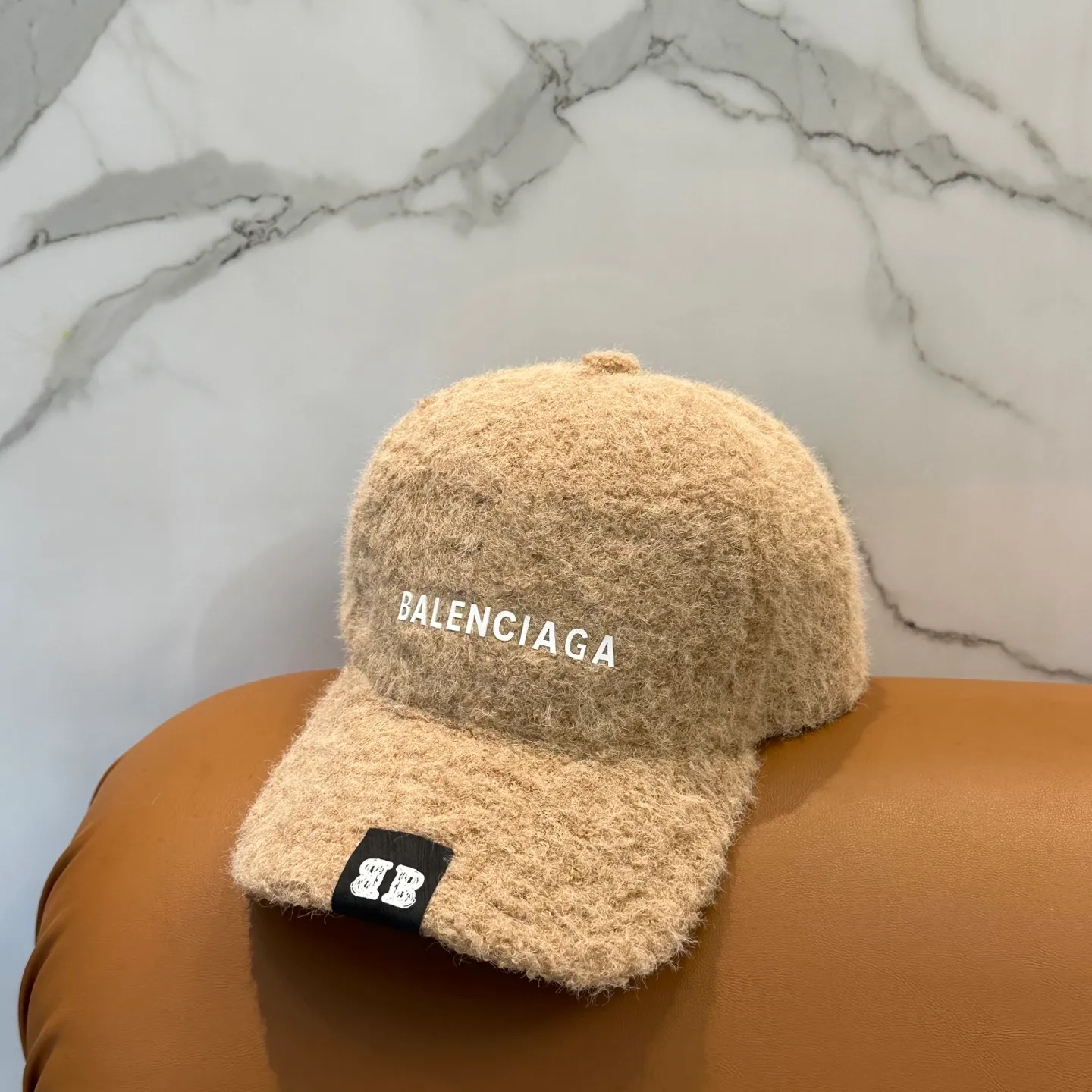 P66 Balenciaga BaIenciag's new baseball cap ~ It is a perfect interpretation of the sweet and cool style. I love it so much❤️ The top is sexy and handsome. Both are online! No girl can refuse a fluffy item.