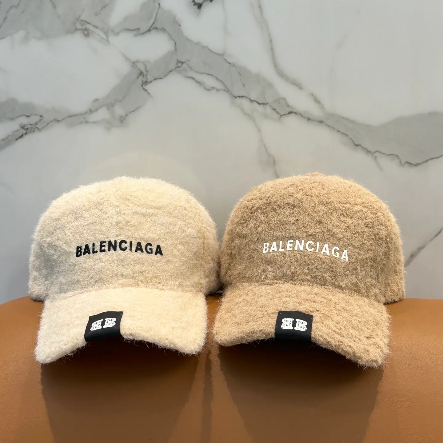 P66 Balenciaga BaIenciag's new baseball cap ~ It is a perfect interpretation of the sweet and cool style. I love it so much❤️ The top is sexy and handsome. Both are online! No girl can refuse a fluffy item.