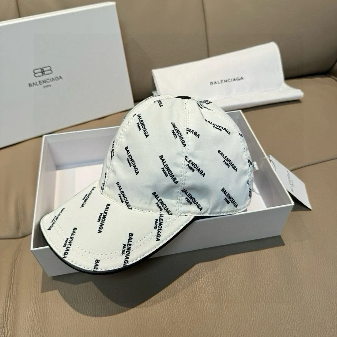 p90, Balenciaga's classic original baseball cap, 1:1 mold opening and customization at the counter, original silk-screened satin fabric + first-layer cowhide, pure cotton lining, light and breathable, simple and elegant! Basic head circumference is 56cm, the patch is adjustable, suitable for both men and women, a must-have for all seasons!