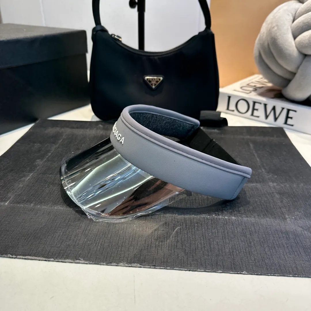 P50 Balencia*a Balenciaga's new style 💞 Summer ice silk empty top hat. The empty top sun protection hat does not delay the ponytail~ The ice silk fabric is practical and beautiful! The design of the large brim can effectively block ultraviolet rays. Multiple colors available.