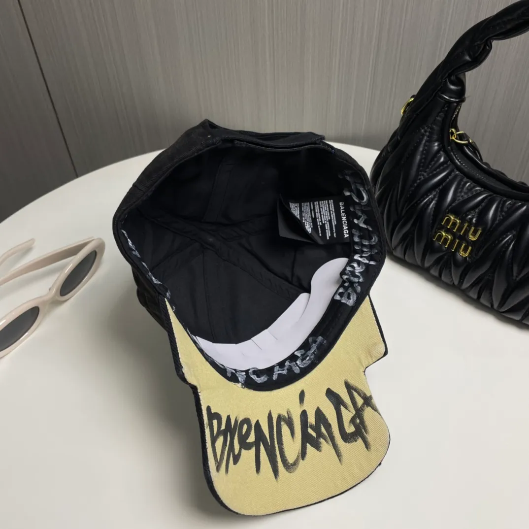 P60 new product Balencia*a Balenciaga high version painted embroidered letters new baseball cap, ready for delivery in seconds🧢Simple, fashionable, super invincible and beautiful hat! Couple style!