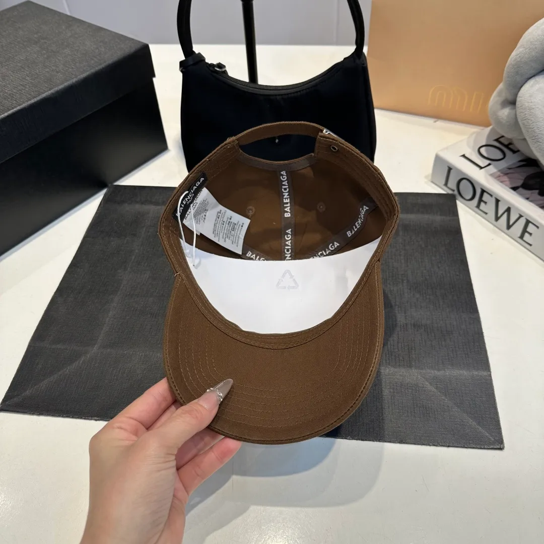 P60 Balenciaga Balenciaga's new baseball cap, personalized and old yuppie style, has a strong sense of design and is a must-have for fashionistas