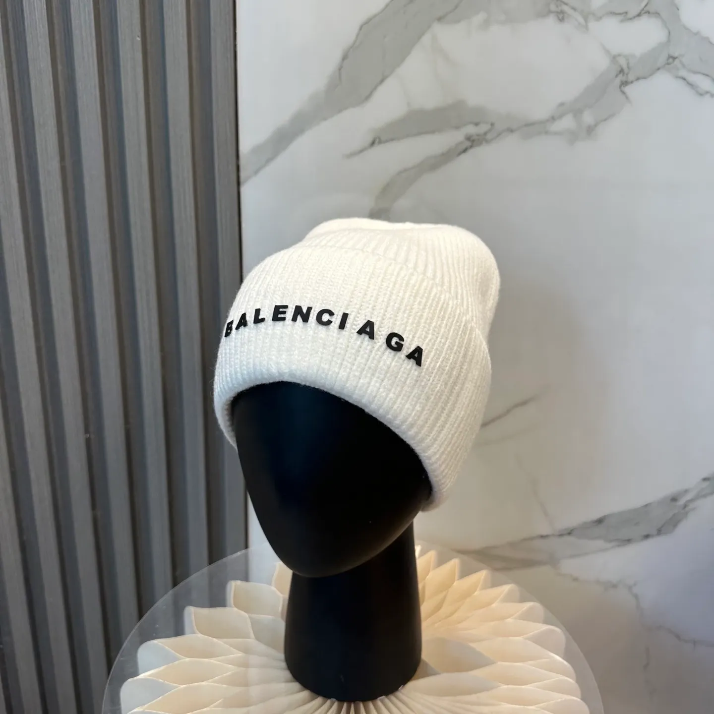 P56 Balenciaga new letter knitted hat! Xiaohongshu’s hottest selling item! Dress well! The same style for men and women, fashionable and popular🌸First-class quality, the best brand to keep warm in autumn and winter, order now, limited edition