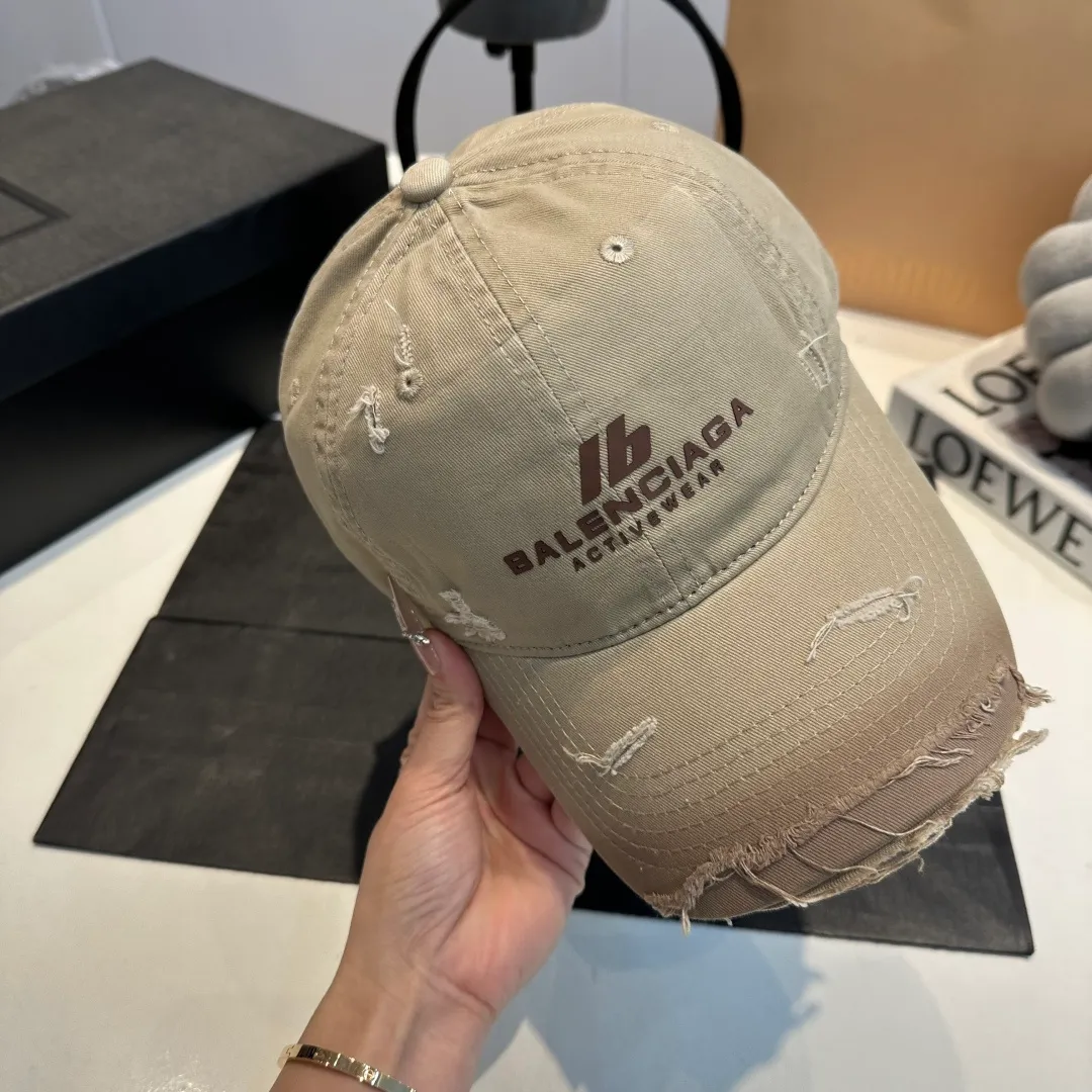 P60 new product Balencia*a Balenciaga new baseball cap ready for delivery in seconds🧢Simple, fashionable, super invincible and beautiful hat! Couple style!