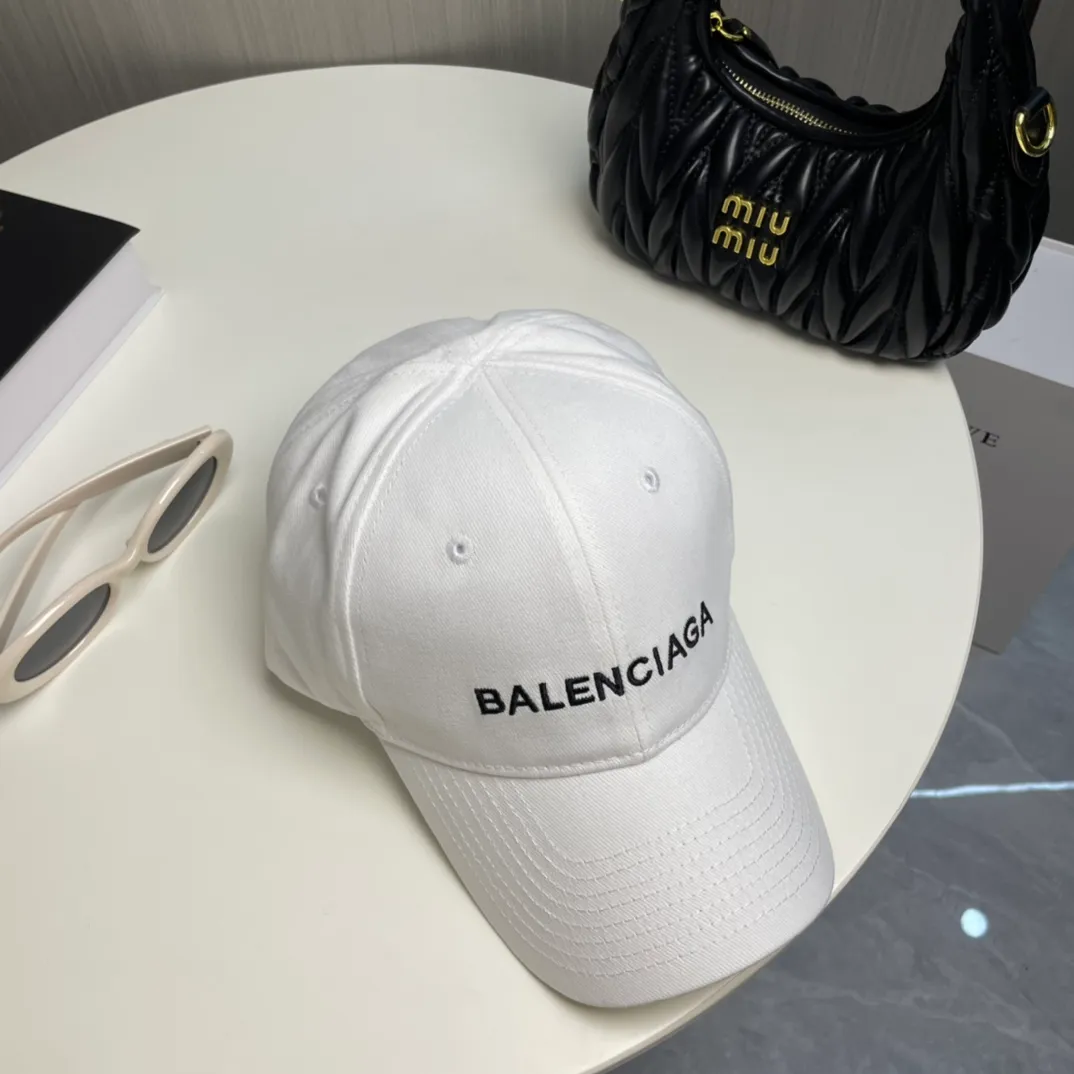 P60 🧢Balenciaga🧢Embroidered original baseball cap♥️The quality is very good👍Casual and fashionable🌼Versatile style♥️Same style for men and women!