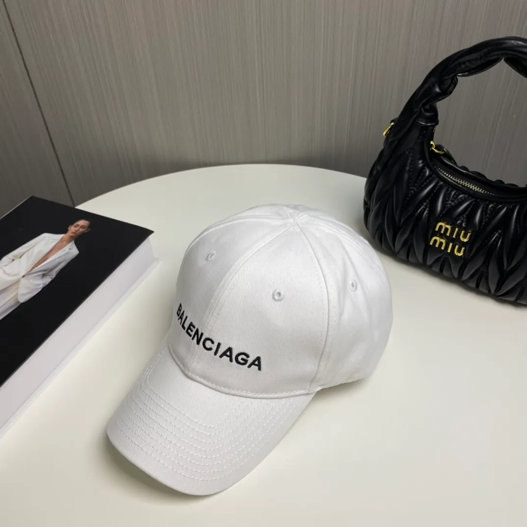 P60 🧢Balenciaga🧢Embroidered original baseball cap♥️The quality is very good👍Casual and fashionable🌼Versatile style♥️Same style for men and women!