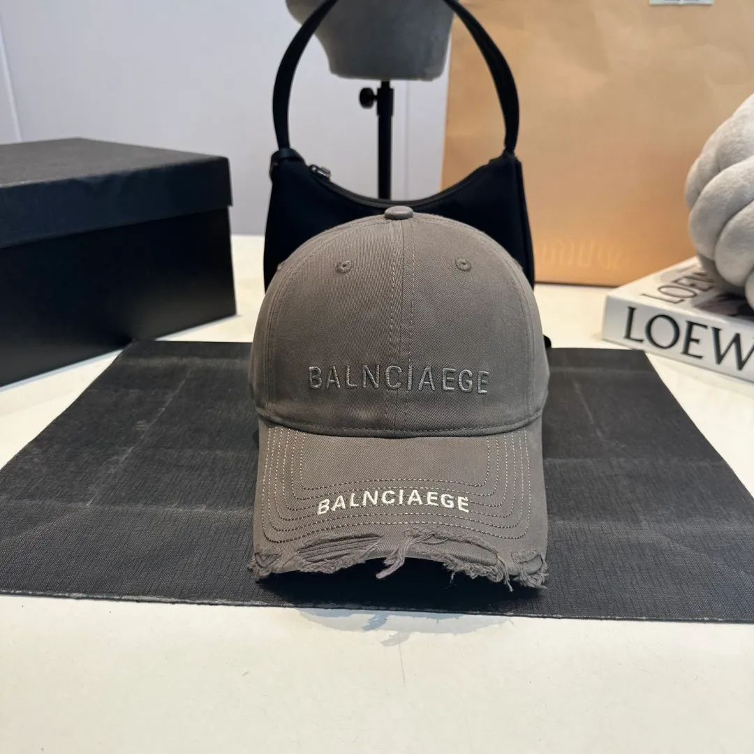 P60 Balenciaga BALENGIAGA hole baseball cap