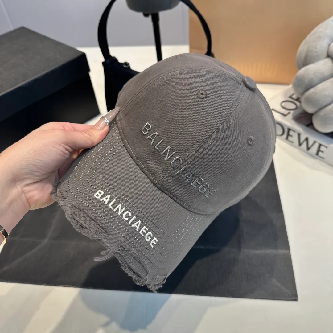P60 Balenciaga BALENGIAGA hole baseball cap