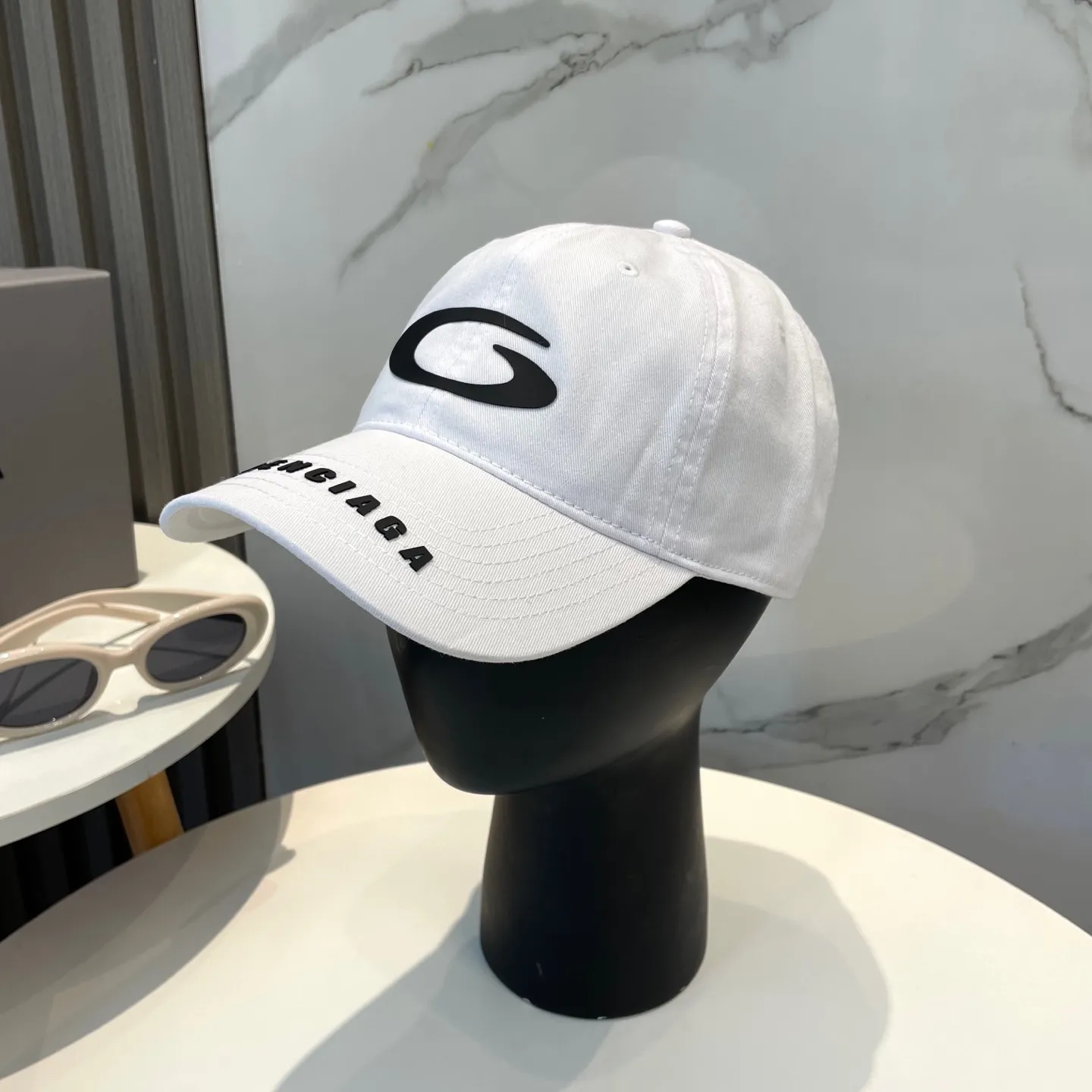P60 BALENCIAGA 🆕Spring style new personalized baseball cap, high quality and excellent breathability, suitable for all seasons, high-value fashion item! Same style for men and women