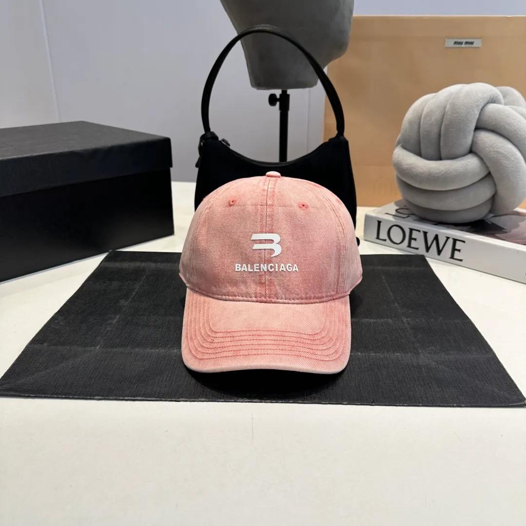 P60 BALENCIAGA 🆕Spring style new personalized baseball cap, high quality and excellent breathability, suitable for all seasons, high-value fashion item! Same style for men and women