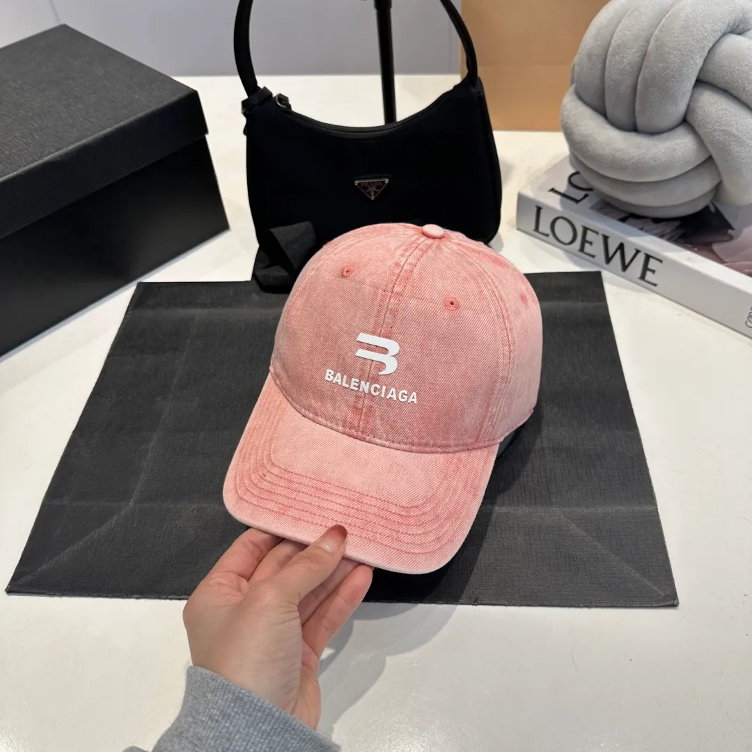 P60 BALENCIAGA 🆕Spring style new personalized baseball cap, high quality and excellent breathability, suitable for all seasons, high-value fashion item! Same style for men and women
