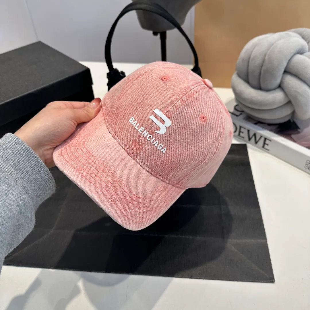 P60 BALENCIAGA 🆕Spring style new personalized baseball cap, high quality and excellent breathability, suitable for all seasons, high-value fashion item! Same style for men and women