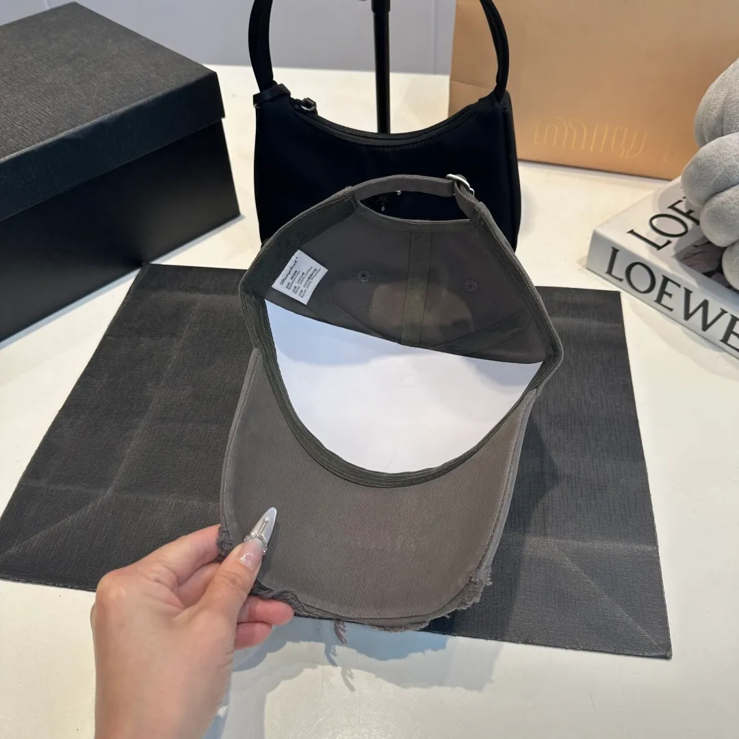 P60 Balenciaga BALENGIAGA hole baseball cap