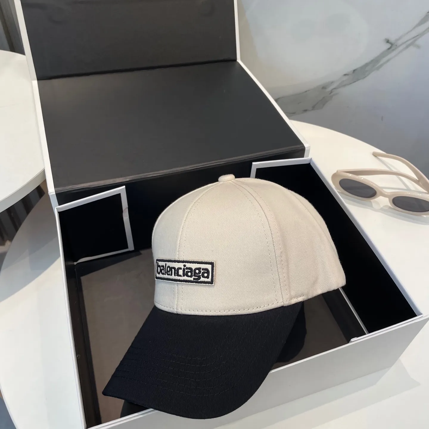 P60 BALENCIAGA 🆕Spring style new personalized baseball cap, high quality and excellent breathability, suitable for all seasons, high-value fashion item! Same style for men and women