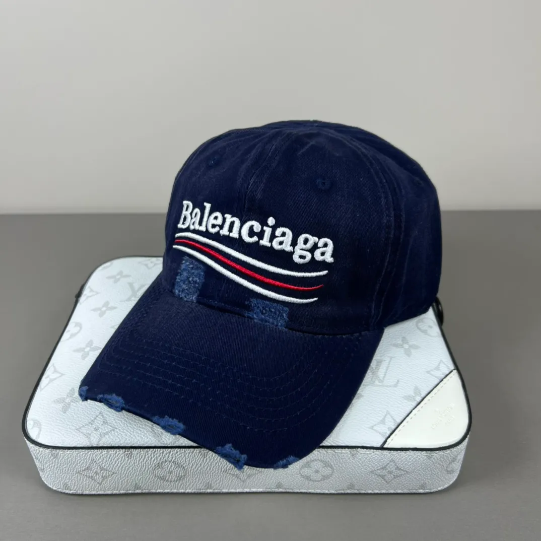 P56 Balenclaga official website new product Balenciaga new baseball cap ready for delivery in seconds🧢Simple, fashionable, super invincible and beautiful hat! Couple style! The advantages of the original product compared to other hats,