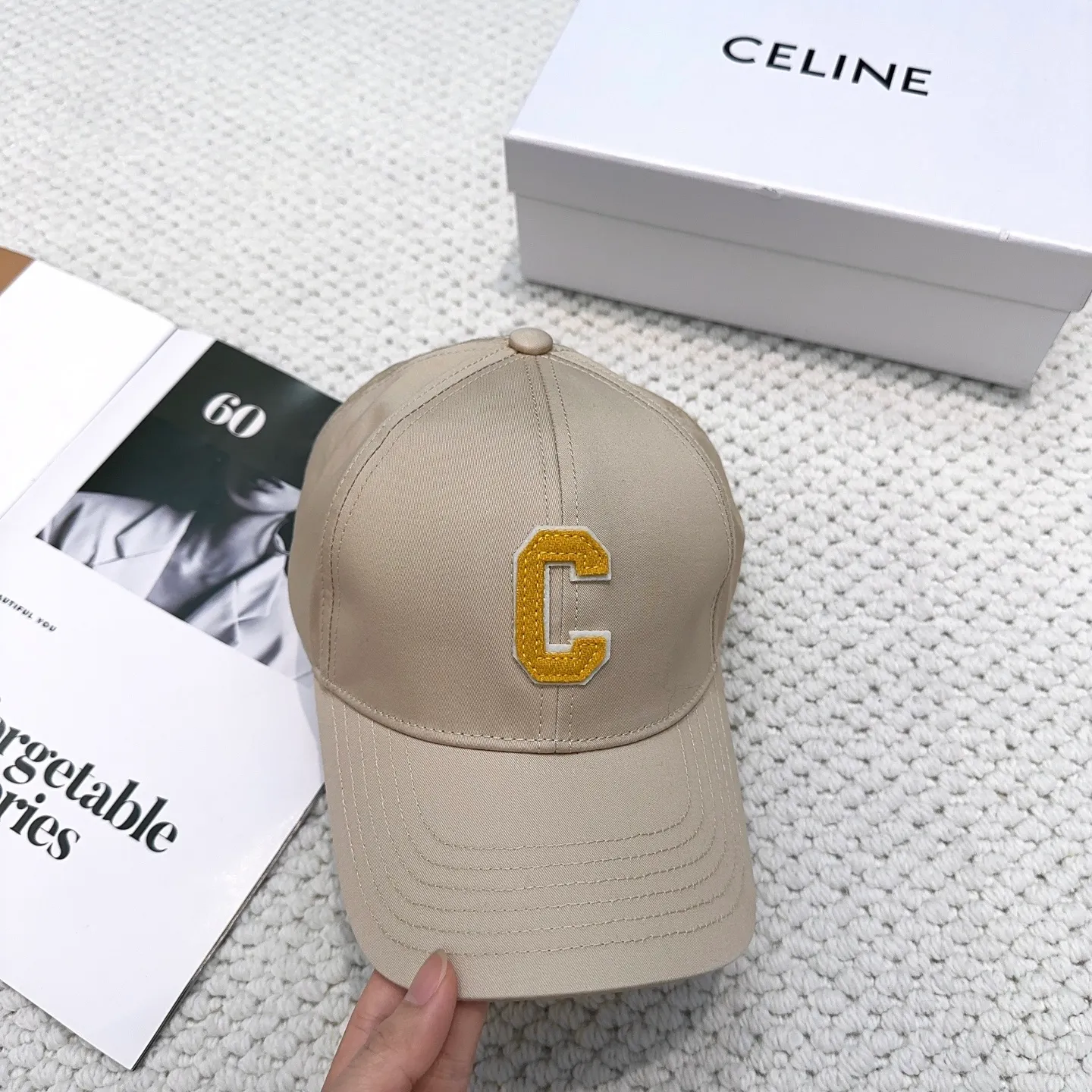 P60 popular CELINE official website purchasing version. Original 1:1 customized! The latest baseball cap with the same style as the simple letter star, fashionable and high-end workmanship! Every hat is made with care! Extraordinary quality, suitable for both men and women.    Céline's hat has a simple design, high-end color matching, delicate texture, and clean style. It is an iconic item. The letter C is the official icon of CELINE. It is deeply rooted in the brand's historical heritage, and at the same time it exudes modern elegance and a new trend of retro modernity. Simple baseball cap decorated with C logo. Self-attitude, no need to elaborate.