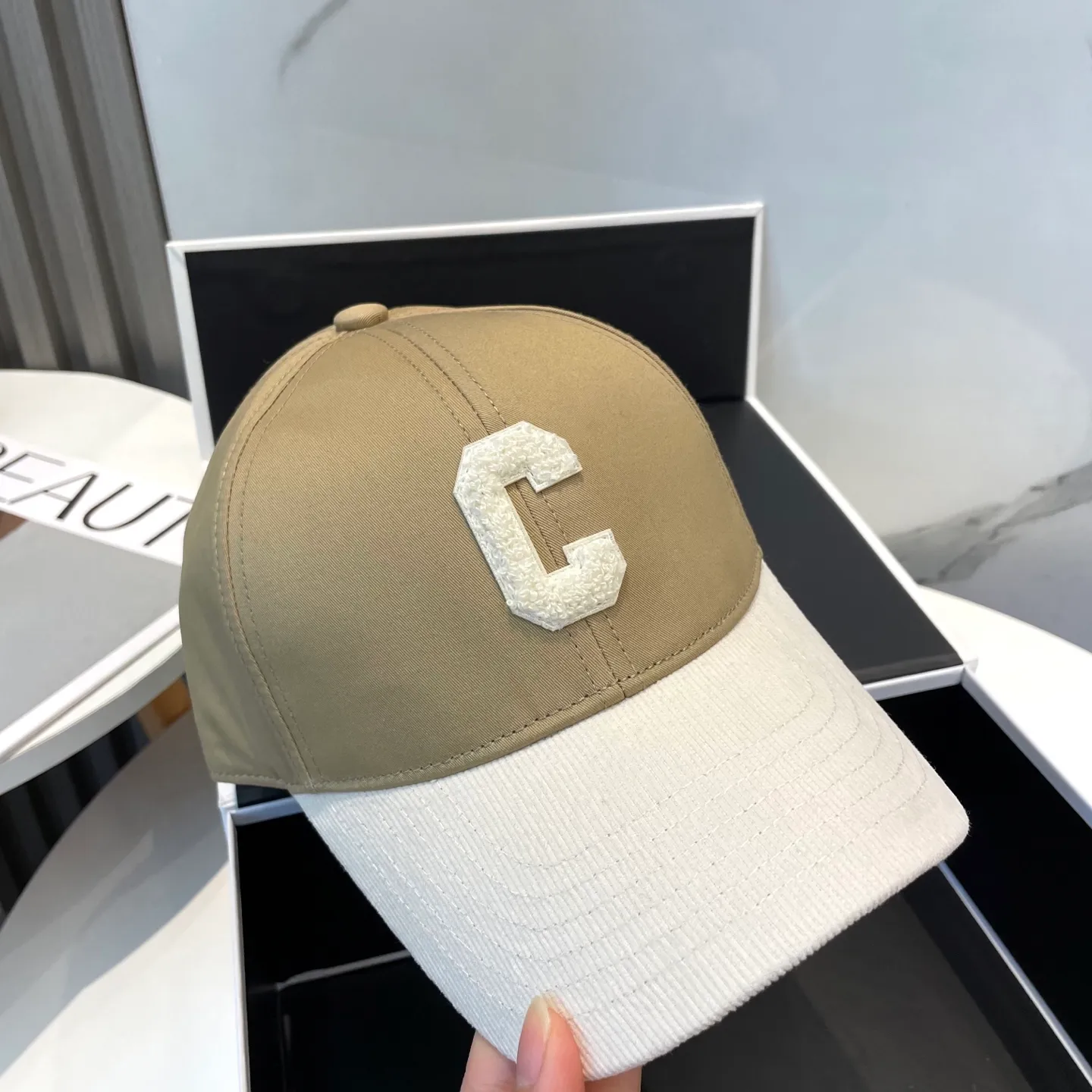 P76 popular CELINE (Celine) official website purchase version. Original 1:1 customized! The latest baseball cap with the same style as the simple letter star, fashionable and high-end workmanship! Every hat is made with care! Extraordinary quality, suitable for both men and women.    Céline's hat has a simple design, high-end color matching, delicate texture, and clean style. It is an iconic item. The letter C is the official icon of CELINE. It is deeply rooted in the brand's historical heritage, and at the same time it exudes modern elegance and a new trend of retro modernity. Simple baseball cap decorated with C logo. Self-attitude, no need to elaborate.