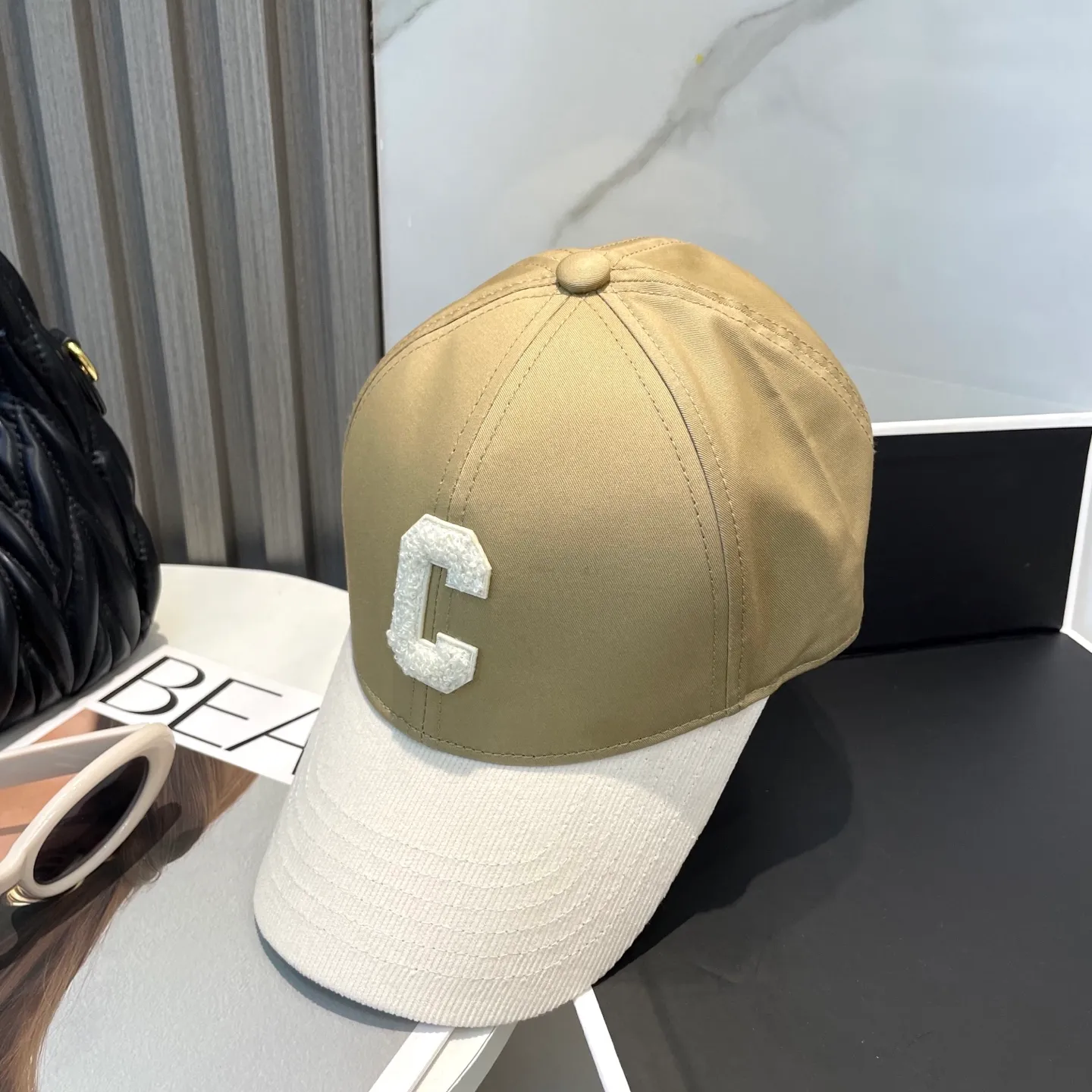 P76 popular CELINE (Celine) official website purchase version. Original 1:1 customized! The latest baseball cap with the same style as the simple letter star, fashionable and high-end workmanship! Every hat is made with care! Extraordinary quality, suitable for both men and women.    Céline's hat has a simple design, high-end color matching, delicate texture, and clean style. It is an iconic item. The letter C is the official icon of CELINE. It is deeply rooted in the brand's historical heritage, and at the same time it exudes modern elegance and a new trend of retro modernity. Simple baseball cap decorated with C logo. Self-attitude, no need to elaborate.