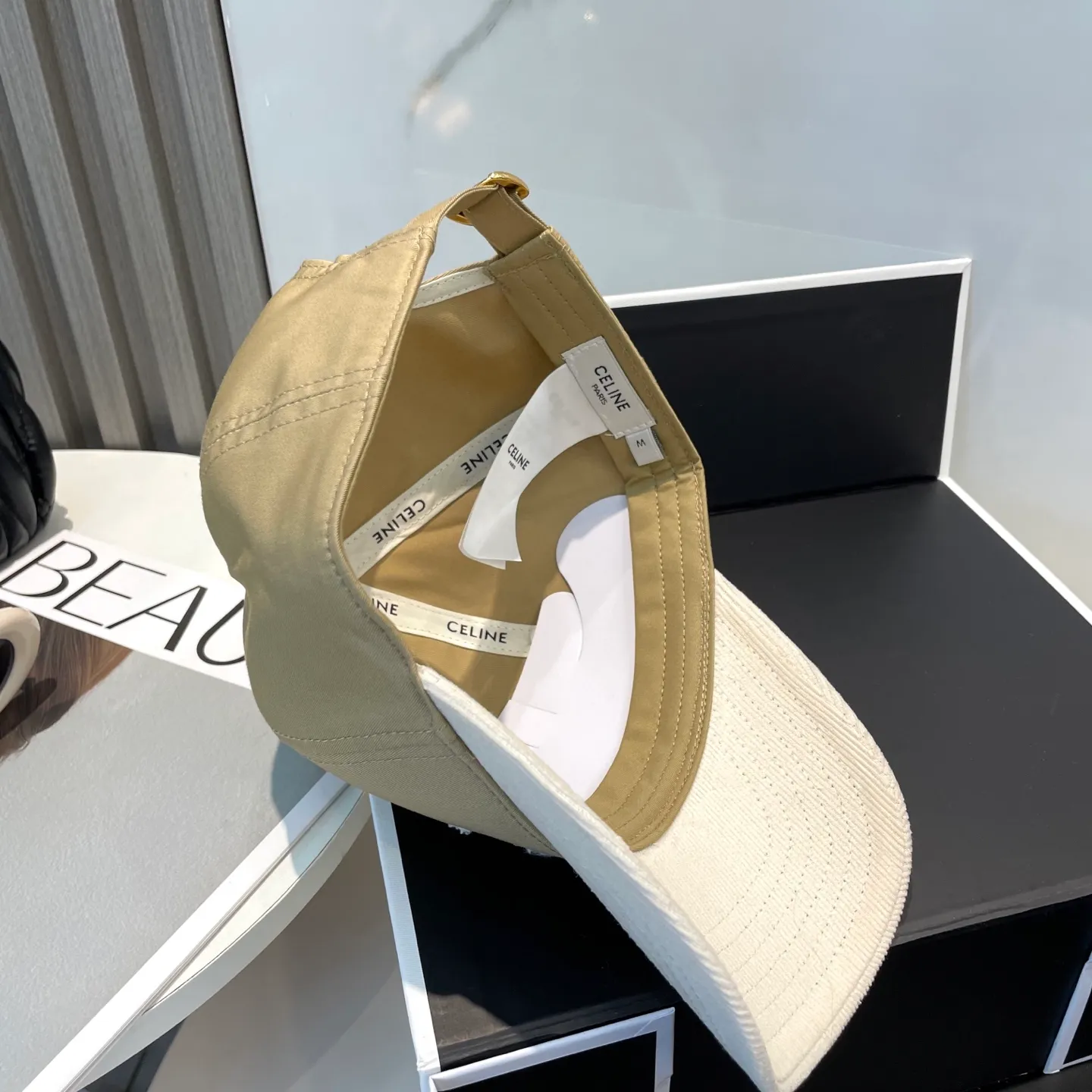 P76 popular CELINE (Celine) official website purchase version. Original 1:1 customized! The latest baseball cap with the same style as the simple letter star, fashionable and high-end workmanship! Every hat is made with care! Extraordinary quality, suitable for both men and women.    Céline's hat has a simple design, high-end color matching, delicate texture, and clean style. It is an iconic item. The letter C is the official icon of CELINE. It is deeply rooted in the brand's historical heritage, and at the same time it exudes modern elegance and a new trend of retro modernity. Simple baseball cap decorated with C logo. Self-attitude, no need to elaborate.