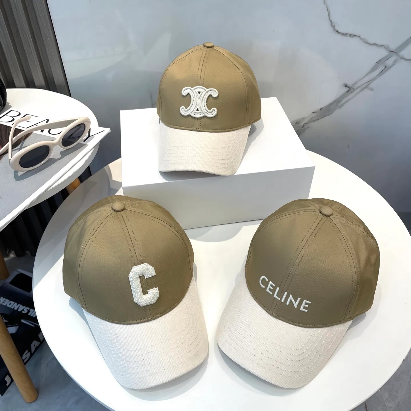 P76 popular CELINE (Celine) official website purchase version. Original 1:1 customized! The latest baseball cap with the same style as the simple letter star, fashionable and high-end workmanship! Every hat is made with care! Extraordinary quality, suitable for both men and women.    Céline's hat has a simple design, high-end color matching, delicate texture, and clean style. It is an iconic item. The letter C is the official icon of CELINE. It is deeply rooted in the brand's historical heritage, and at the same time it exudes modern elegance and a new trend of retro modernity. Simple baseball cap decorated with C logo. Self-attitude, no need to elaborate.