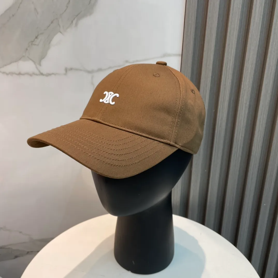 P70 popular CELINE (Celine) latest baseball cap with simple letters, fashionable and high-end workmanship! Every hat is made with care! Extraordinary quality, suitable for both men and women.    Céline's hat has a simple design, high-end color matching, delicate texture, and clean style. It is an iconic item. The letter C is the official icon of CELINE. It is deeply rooted in the brand's historical heritage, and at the same time it exudes modern elegance and a new trend of retro modernity. Simple baseball cap decorated with C logo. Self-attitude, no need to elaborate.