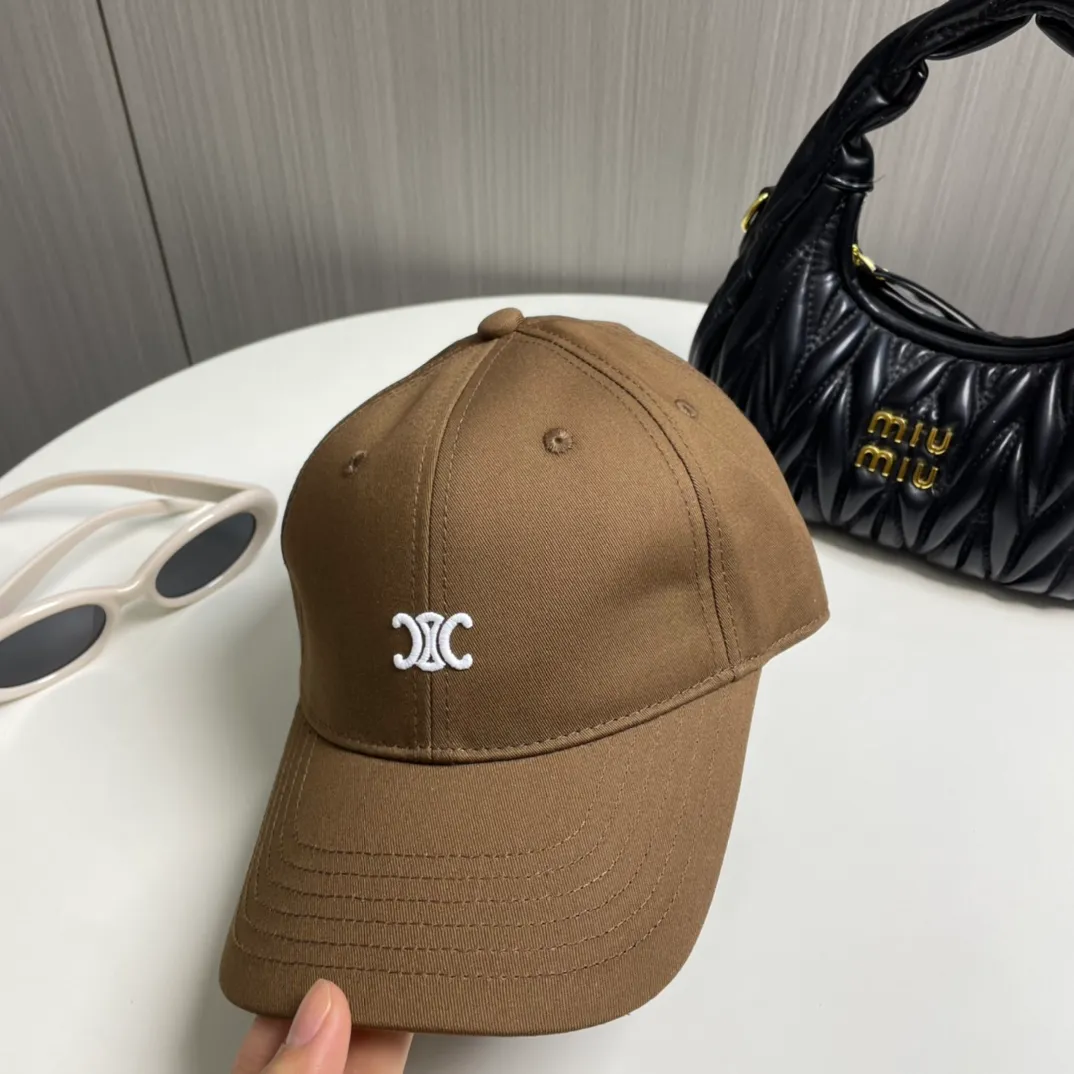 P70 popular CELINE (Celine) latest baseball cap with simple letters, fashionable and high-end workmanship! Every hat is made with care! Extraordinary quality, suitable for both men and women.    Céline's hat has a simple design, high-end color matching, delicate texture, and clean style. It is an iconic item. The letter C is the official icon of CELINE. It is deeply rooted in the brand's historical heritage, and at the same time it exudes modern elegance and a new trend of retro modernity. Simple baseball cap decorated with C logo. Self-attitude, no need to elaborate.