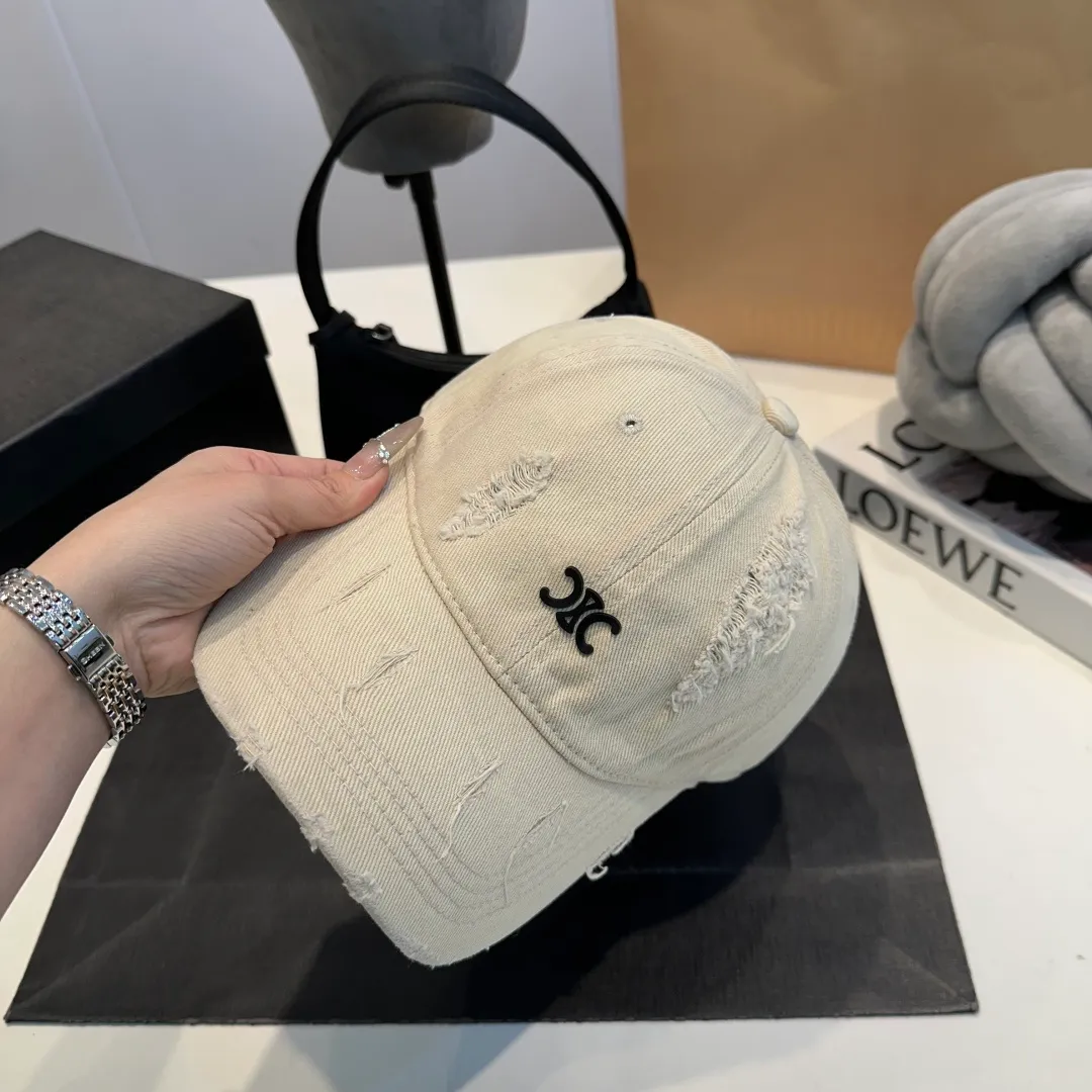 P60 Celine's new baseball cap 🧢 This season is decorated with the small Arc de Triomphe logo. Navy blue｜black｜dark red. Casual and practical! Close your eyes and enter!