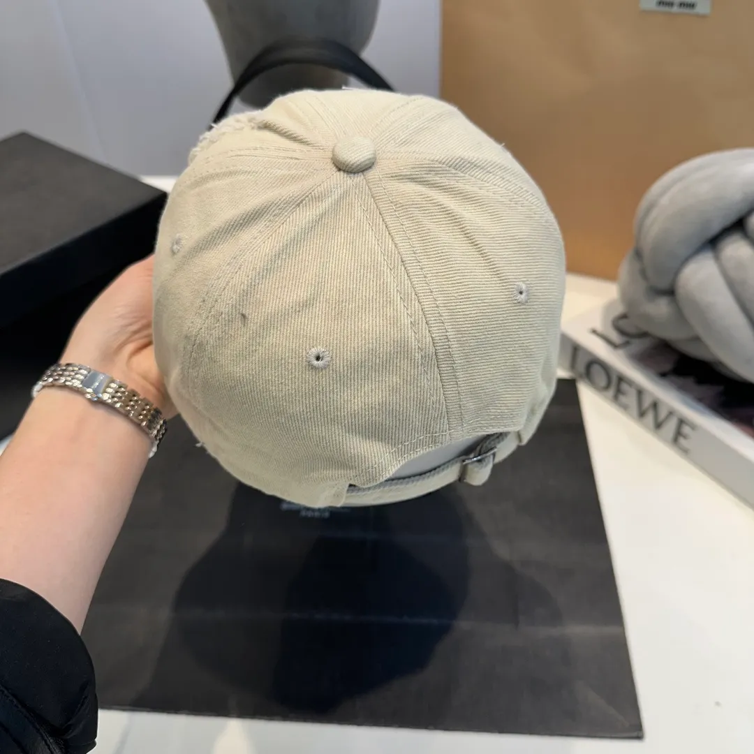 P60 Celine's new baseball cap 🧢 This season is decorated with the small Arc de Triomphe logo. Navy blue｜black｜dark red. Casual and practical! Close your eyes and enter!