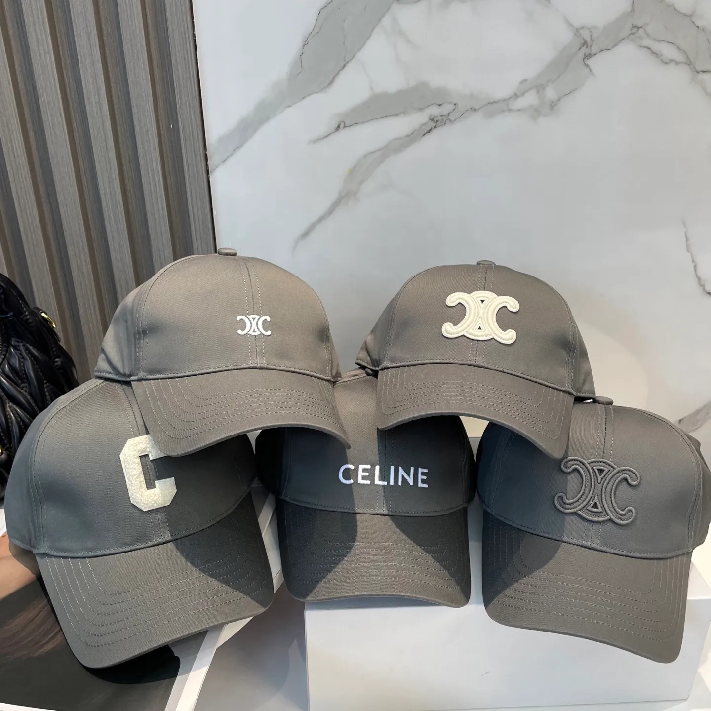 P70 popular CELINE official website purchase version. Original 1:1 customized! The latest baseball cap with the same style as the simple letter star, fashionable and high-end workmanship! Every hat is made with care! Extraordinary quality, suitable for both men and women.    Céline's hat has a simple design, high-end color matching, delicate texture, and clean style. It is an iconic item. The letter C is the official icon of CELINE. It is deeply rooted in the brand's historical heritage, and at the same time it exudes modern elegance and a new trend of retro modernity. Simple baseball cap decorated with C logo. Self-attitude, no need to elaborate.
