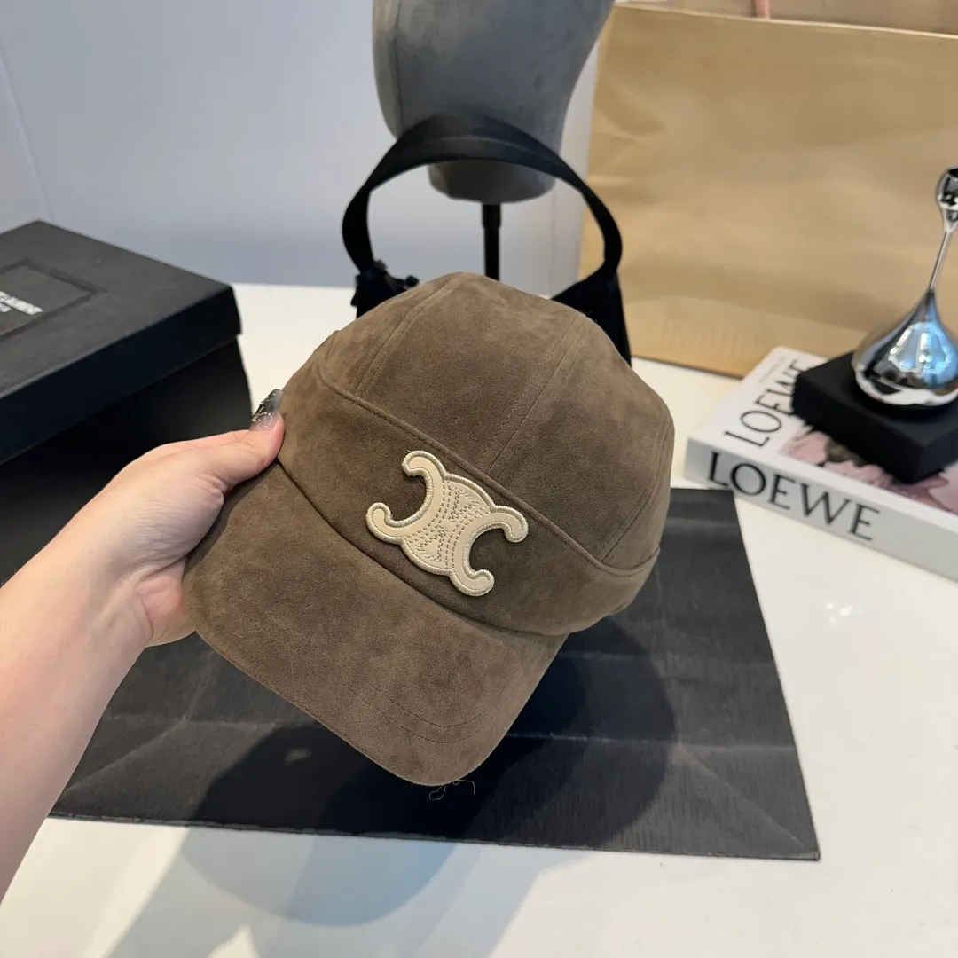P60 CELINE's new Arc de Triomphe logo baseball cap. High quality, great color, perfect details. Latest Arc de Triomphe logo, out of stock. Must buy.