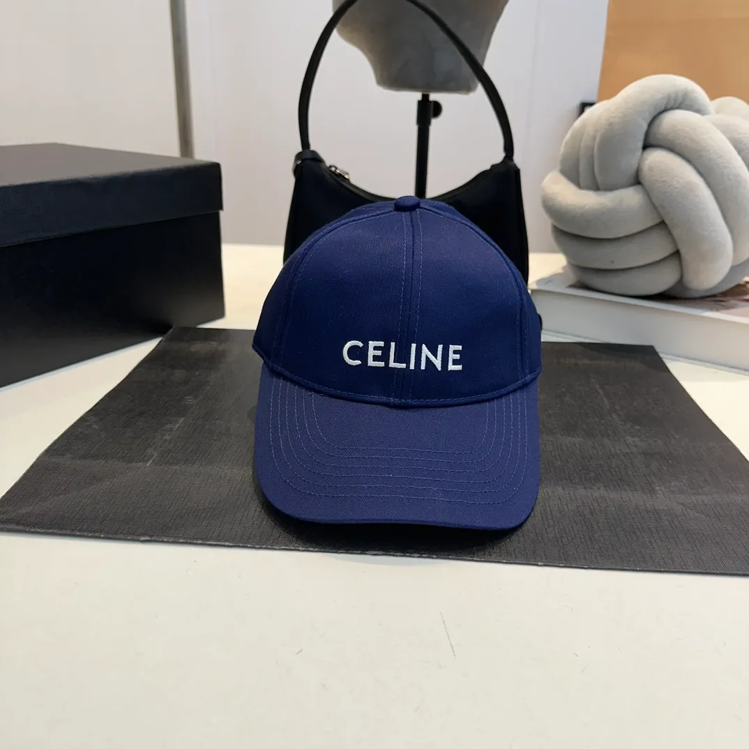 P60 dark blue denim CELINE Celine 2024ss new Arc de Triomphe embroidered baseball cap 🧢 Top version 👍 Purchased Z batch version, the hat shape is completely customized according to Z batch 22:1. Customized washed denim fabric, super textured! The Arc de Triomphe pattern is different from the version on the market, and the size and texture of the looped hair are all restored. The hardware adjustment buckle is custom-molded and has a logo. Customized logo webbing inside the hat, all details restored💯 ⚠️Size: One size fits all and adjustable!