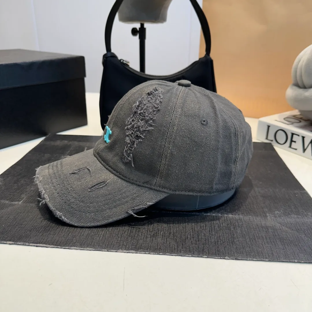 P60 Celine's new baseball cap 🧢 This season is decorated with the small Arc de Triomphe logo. Navy blue｜black｜dark red. Casual and practical! Close your eyes and enter!