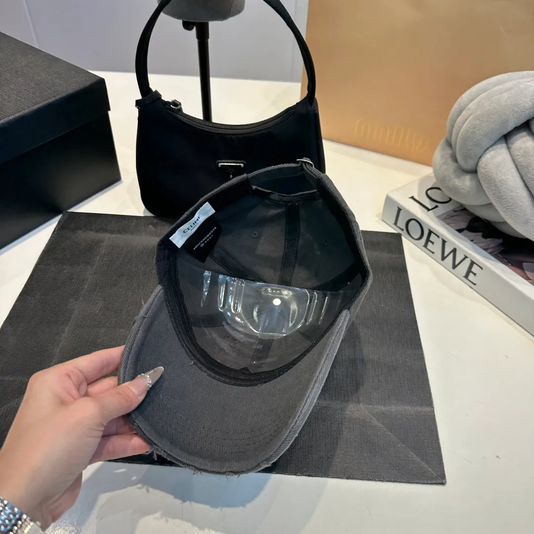 P60 Celine's new baseball cap 🧢 This season is decorated with the small Arc de Triomphe logo. Navy blue｜black｜dark red. Casual and practical! Close your eyes and enter!