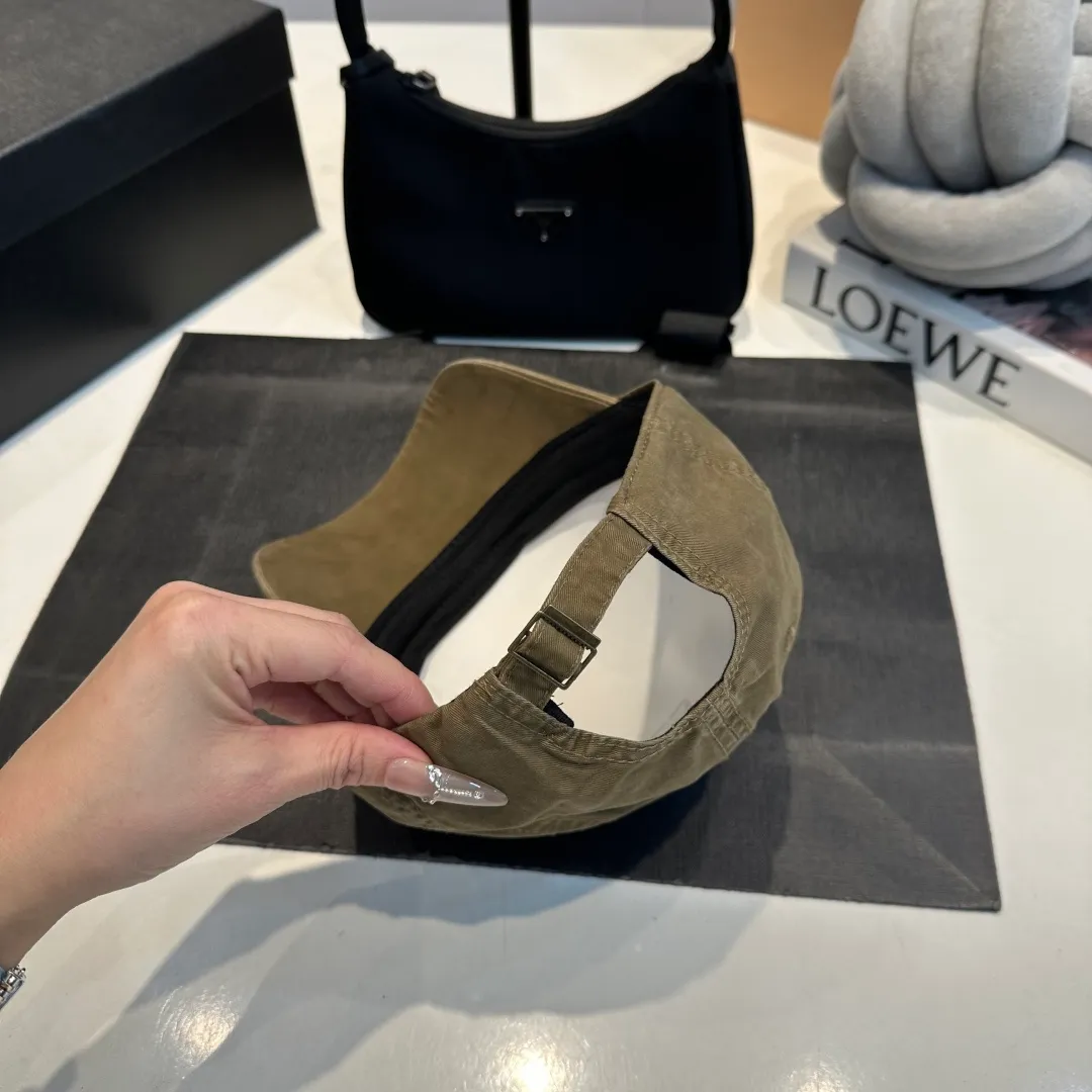 P60 CELINE's new classic casual and trendy baseball cap🧢Japanese and Korean style, looks great with any combination! A must-have when traveling