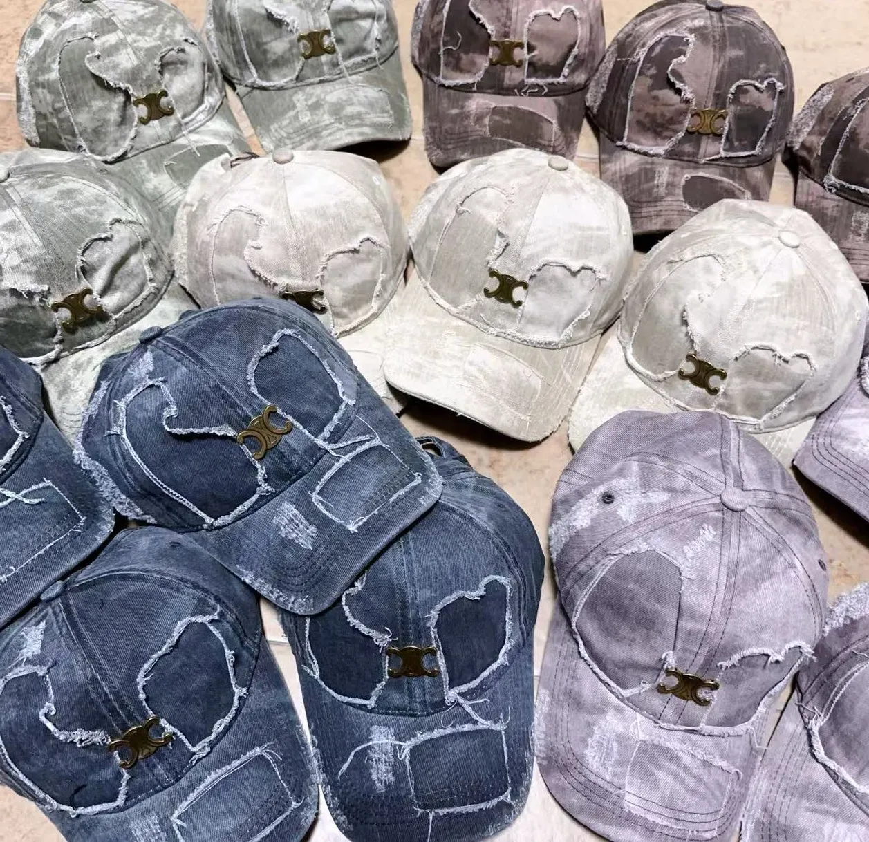 Private message for price inquiry! The most popular Celine hole baseball cap is shipped