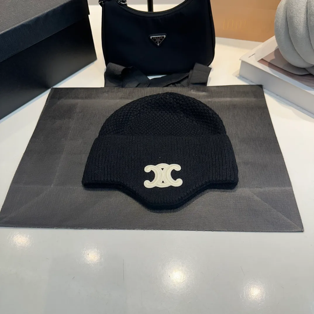 P70 CELINE🖤 Autumn and winter knitted ear protection hat Japanese personalized knitted autumn and winter ear protection hat👏✊ Made of high-quality wool, soft and comfortable, thick hat, first-class thermal insulation effect, plush feeling, soft and skin-friendly! Suitable for all kinds of clothes in autumn and winter!