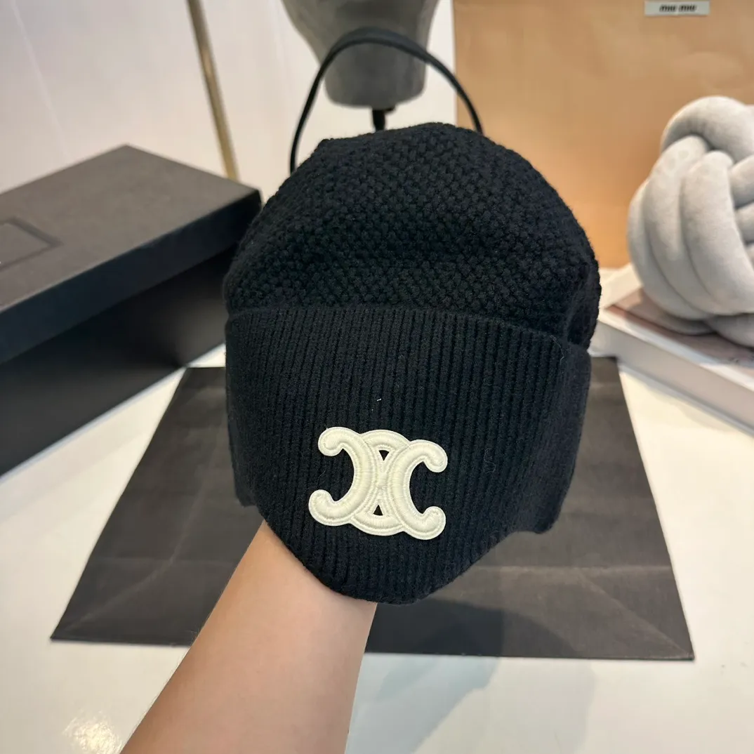 P70 CELINE🖤 Autumn and winter knitted ear protection hat Japanese personalized knitted autumn and winter ear protection hat👏✊ Made of high-quality wool, soft and comfortable, thick hat, first-class thermal insulation effect, plush feeling, soft and skin-friendly! Suitable for all kinds of clothes in autumn and winter!