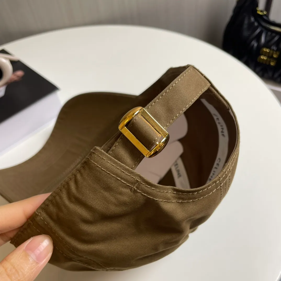 P70 popular CELINE official website purchase version. Original 1:1 customized! The latest baseball cap with the same style as the simple letter star, fashionable and high-end workmanship! Every hat is made with care! Extraordinary quality, suitable for both men and women.    Céline's hat has a simple design, high-end color matching, delicate texture, and clean style. It is an iconic item. The letter C is the official icon of CELINE. It is deeply rooted in the brand's historical heritage, and at the same time it exudes modern elegance and a new trend of retro modernity. Simple baseball cap decorated with C logo. Self-attitude, no need to elaborate.