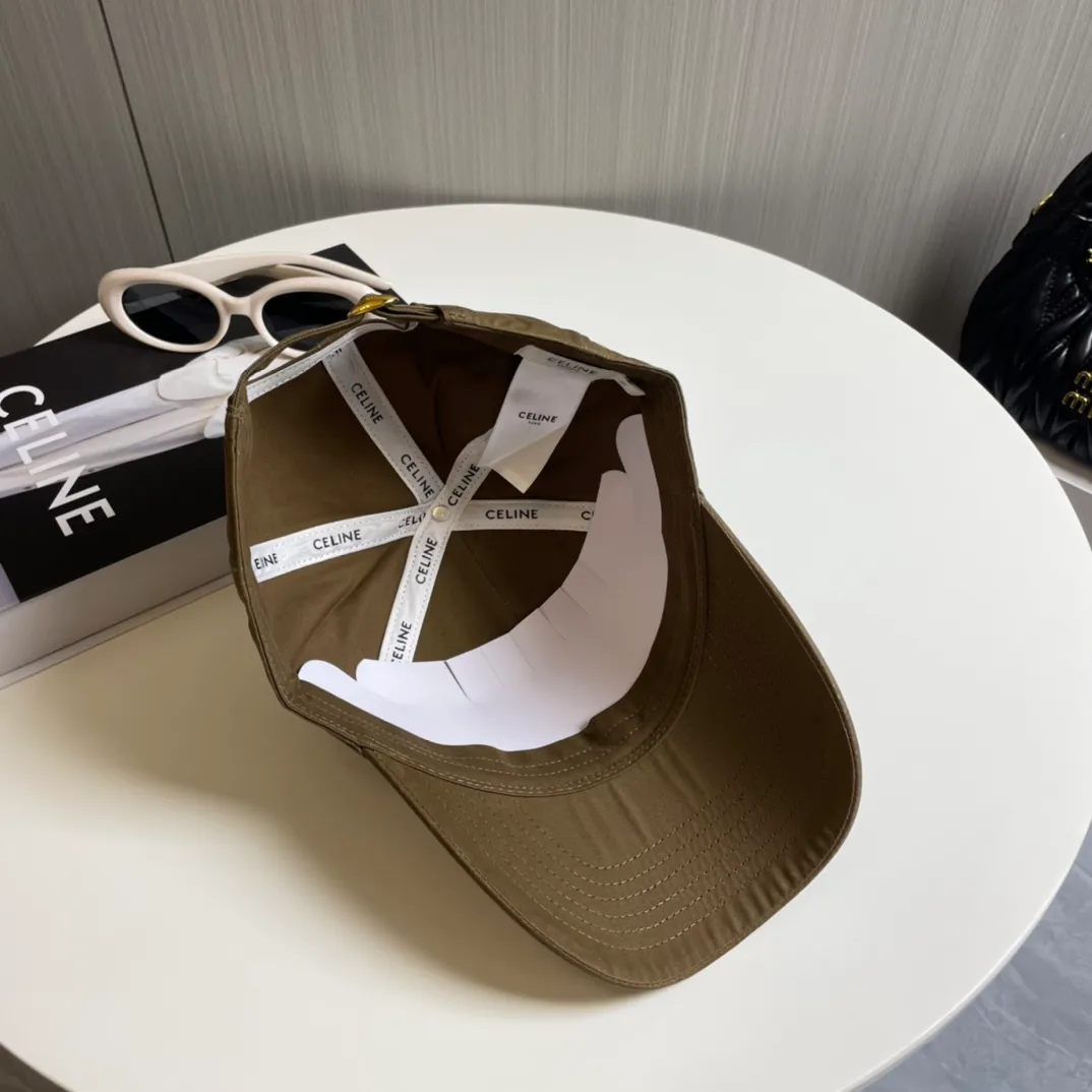 P70 popular CELINE official website purchase version. Original 1:1 customized! The latest baseball cap with the same style as the simple letter star, fashionable and high-end workmanship! Every hat is made with care! Extraordinary quality, suitable for both men and women.    Céline's hat has a simple design, high-end color matching, delicate texture, and clean style. It is an iconic item. The letter C is the official icon of CELINE. It is deeply rooted in the brand's historical heritage, and at the same time it exudes modern elegance and a new trend of retro modernity. Simple baseball cap decorated with C logo. Self-attitude, no need to elaborate.