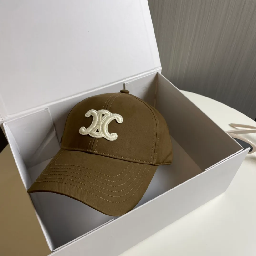 P70 popular CELINE official website purchase version. Original 1:1 customized! The latest baseball cap with the same style as the simple letter star, fashionable and high-end workmanship! Every hat is made with care! Extraordinary quality, suitable for both men and women.    Céline's hat has a simple design, high-end color matching, delicate texture, and clean style. It is an iconic item. The letter C is the official icon of CELINE. It is deeply rooted in the brand's historical heritage, and at the same time it exudes modern elegance and a new trend of retro modernity. Simple baseball cap decorated with C logo. Self-attitude, no need to elaborate.