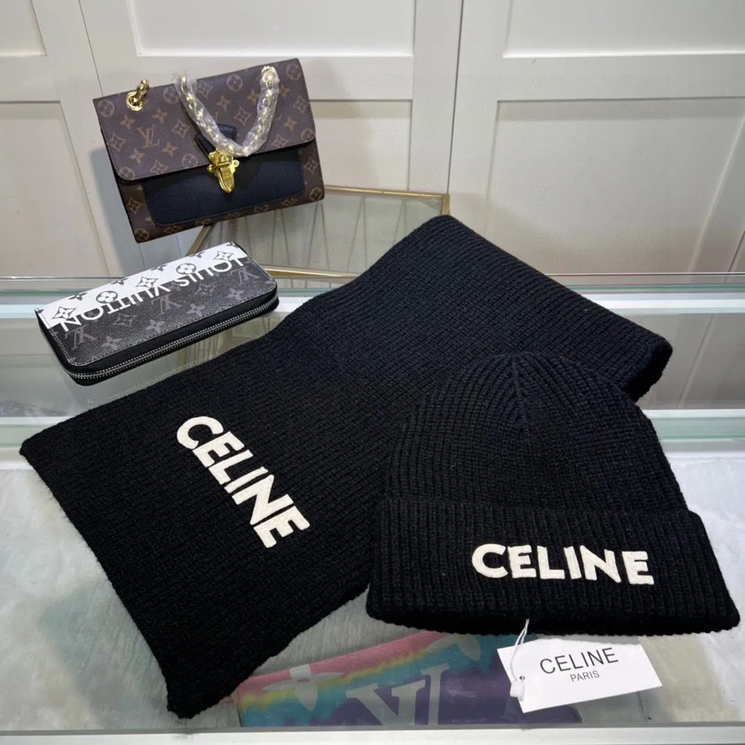 P160 CELINE Xiaohongshu popular style, official website new classic suit hat! Hat ➕Scarf! It feels great in hand! It’s warm and super comfortable. This winter, all you need is a hat set like this. It’s warm and fashionable! Welcome to choose!!