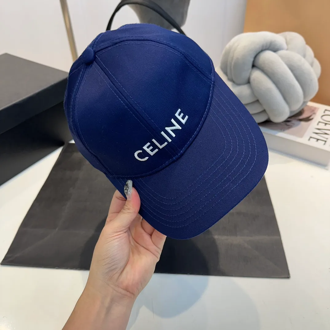 P60 dark blue denim CELINE Celine 2024ss new Arc de Triomphe embroidered baseball cap 🧢 Top version 👍 Purchased Z batch version, the hat shape is completely customized according to Z batch 22:1. Customized washed denim fabric, super textured! The Arc de Triomphe pattern is different from the version on the market, and the size and texture of the looped hair are all restored. The hardware adjustment buckle is custom-molded and has a logo. Customized logo webbing inside the hat, all details restored💯 ⚠️Size: One size fits all and adjustable!