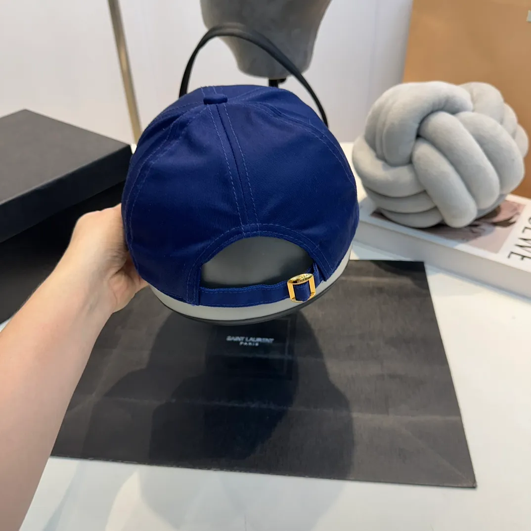 P60 dark blue denim CELINE Celine 2024ss new Arc de Triomphe embroidered baseball cap 🧢 Top version 👍 Purchased Z batch version, the hat shape is completely customized according to Z batch 22:1. Customized washed denim fabric, super textured! The Arc de Triomphe pattern is different from the version on the market, and the size and texture of the looped hair are all restored. The hardware adjustment buckle is custom-molded and has a logo. Customized logo webbing inside the hat, all details restored💯 ⚠️Size: One size fits all and adjustable!