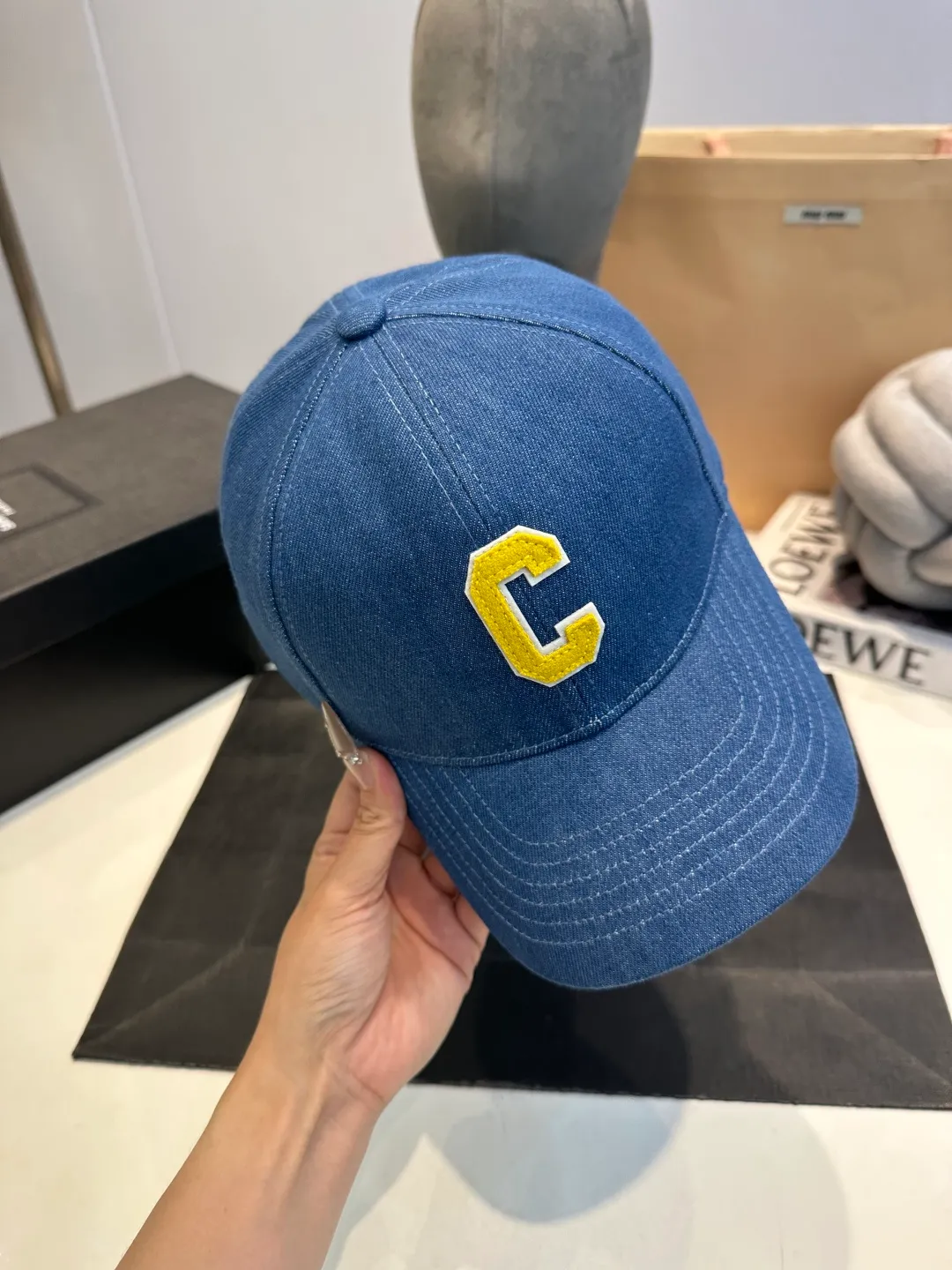 P60 CELINE's new C-embroidered logo baseball cap. High quality, great color, perfect details. Latest Arc de Triomphe logo, out of stock. Must buy.